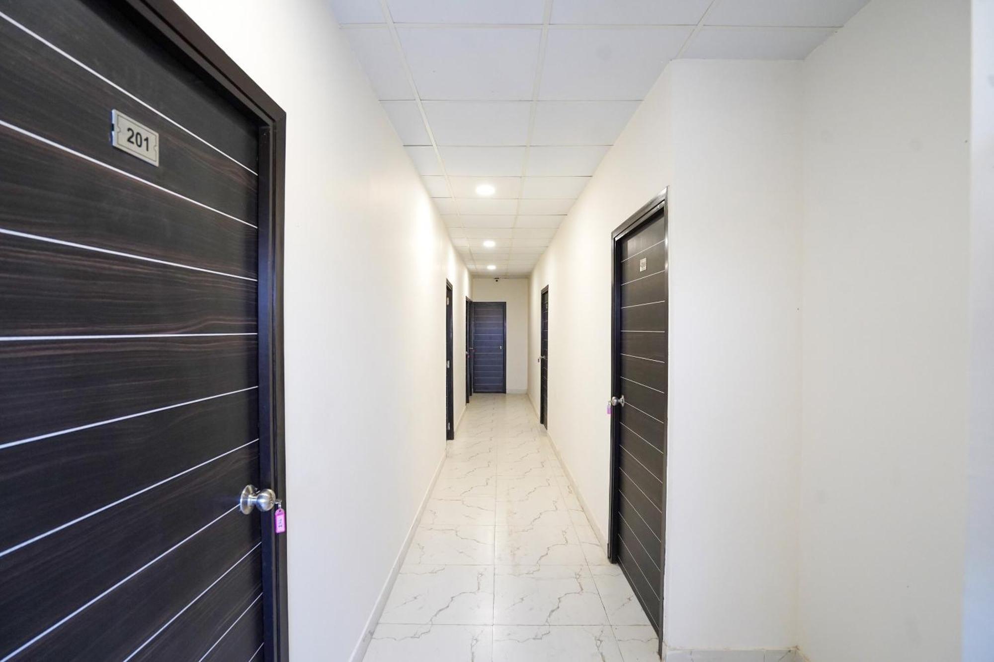 Hotel O Mannat Near Pacific Mall Tagore Garden